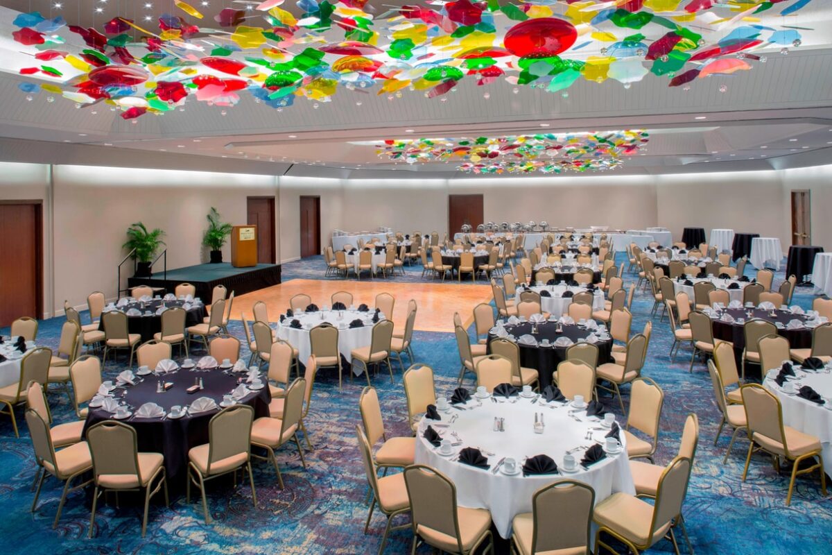 hnlmc-ballroom-0151-hor-clsc